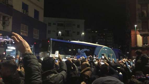 VIDEO TN - Che accoglienza per il Napoli! In migliaia per incitare il pullman degli azzurri