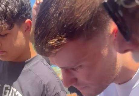Beukema, massima disponibilità coi tifosi: selfie e autografi a Villa Stuart