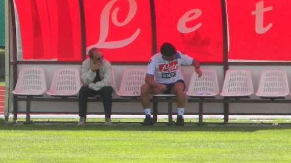 FOTO - Mazzarri come Mourinho: la squadra si allena e lui rilegge gli appunti