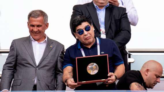 FOTO - Siparietto Maradona-Papu, premiato come giocatore del mese di settembre: "A te lo davano tutte le settimane?"