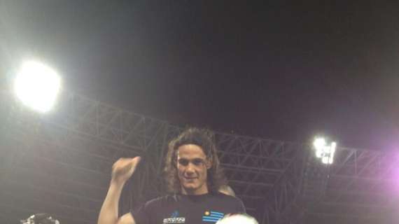 FOTO - Cavani festeggia la tripletta: il Matador con pallone e maglia celebrativa