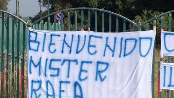 De Laurentiis: "Benvenuto Rafa, a nome di tutti i napoletani". Tanti gli striscioni a Castelvolturno...