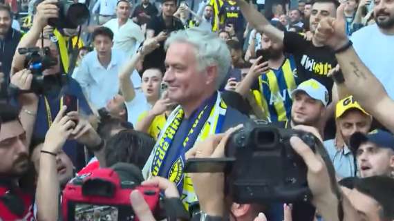 Fenerbahce, delirio alla presentazione di Mourinho: “Questa maglia sarà la mia pelle”