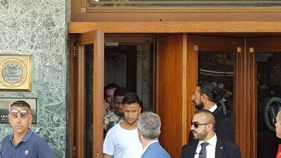 FOTOGALLERY - Sfilata di azzurri che lasciano l'Hotel Vesuvio: ecco le immagini