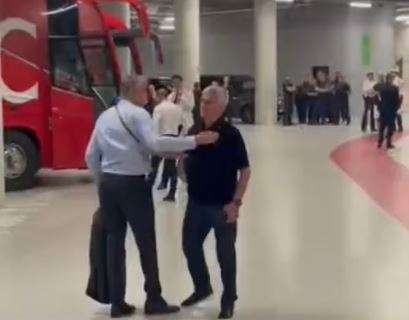 VIDEO - Clamoroso, Mourinho (rincorso da Rosetti) attacca l'arbitro: "Sei una f*****a disgrazia!"
