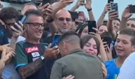 Incontro coi tifosi, Politano fa un bellissimo gesto nei confronti di una giovane tifosa