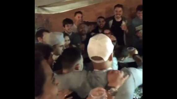 VIDEO - L'urlo di 'Decibel' invade il Brasile per il matrimonio di Jorginho: "Ha segnato..."