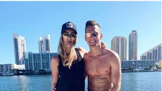 FOTO - Milik si gode Miami con la bella Jessica: gita in barca per Arek