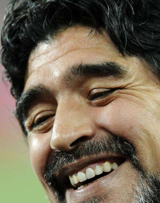 Totti elogia Maradona: "Va osannato, lui è il calcio", Diego: "Stasera giocherò finché vorrà il mister"