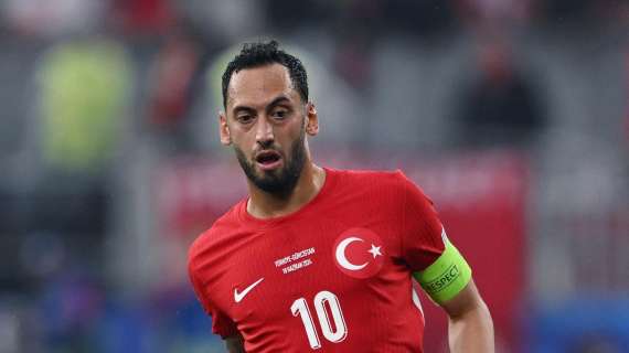 Calhanoglu si ferma (di nuovo) con la Turchia per infortunio: lascia il campo.