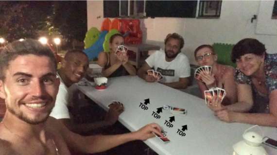 FOTO - Serata in famiglia per Jorginho: si gioca a carte, c'è anche Leandrinho