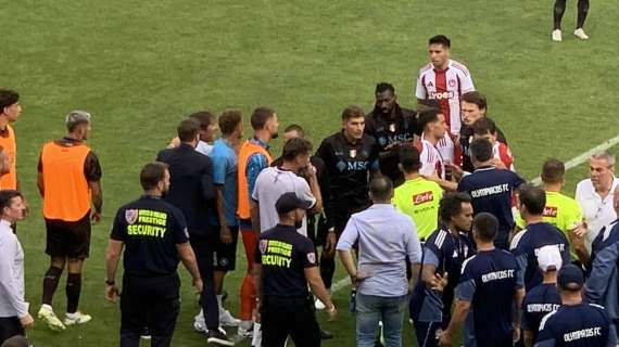 Altro fallaccio dell'Olympiacos e Conte esplode: entra in campo furioso!