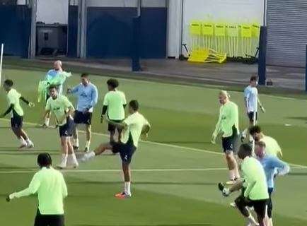 Manchester City in campo: rifinitura prima della sfida contro il Napoli