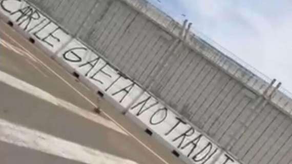 A Cagliari striscione contro Caprile e Gaetano per aver saltato Napoli: "Traditori"