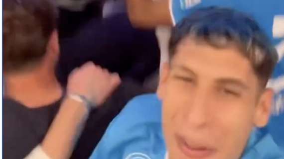 La grande festa negli spogliatoi, spray azzurri e cori: "I Campioni siamo noi..."
