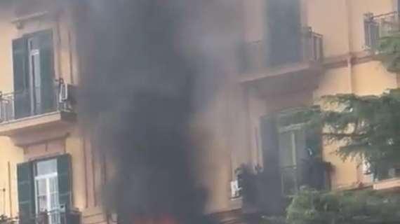 VIDEO - Paura a Napoli: grosso incendio in un appartamento a Chiaia