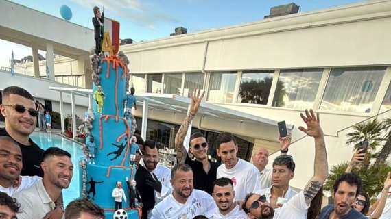 È grande festa per i calciatori del Napoli: gli azzurri si godono una maxi-torta tricolore
