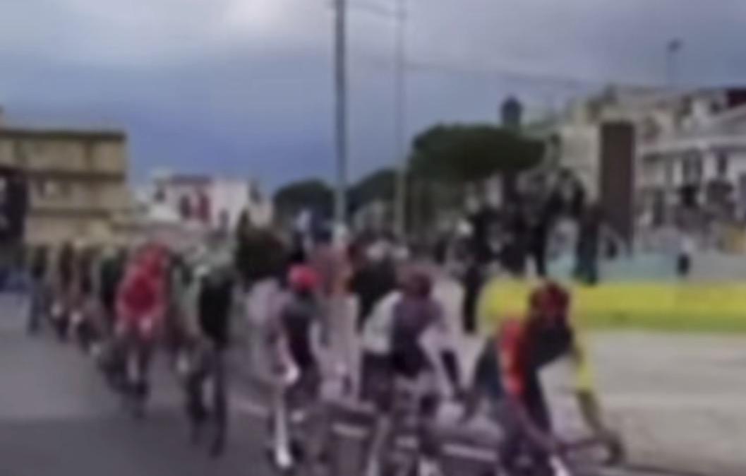 Incredibile al Giro d'Italia: denunciati due ragazzi che hanno tentato di far cadere ciclisti