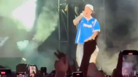 Sfera Ebbasta al Maradona, il concerto-show aperto con una maglia azzurra vintage