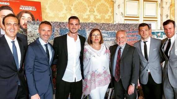 FOTO - Fabian sorridente alla Filmauro: scatto con la madre e gli agenti