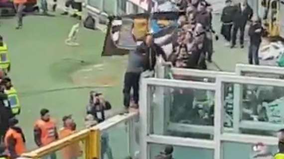 VIDEO – Violenza durante il derby di Torino: un tifoso viene scaraventato dagli spalti al grido di ‘uccideteli’