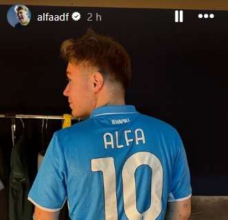 Alfa riceve la maglia azzurra della SSCNapoli durante il suo concerto al Palapartenope