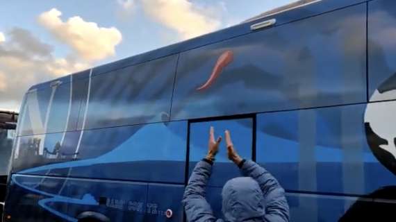 VIDEO - L’arrivo del Napoli in Puglia: azzurri accolti dai tifosi con cori e tanto entusiasmo 