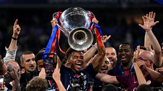 Parigi come Napoli: parata sul bus scoperto. PSG ricevuto all’Eliseo con la Champions