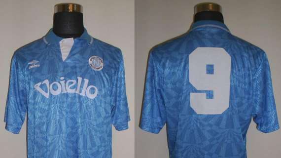 FOTO - La nuova maglia azzurra ricorda ai tifosi quella della stagione 91/92 griffata Umbro