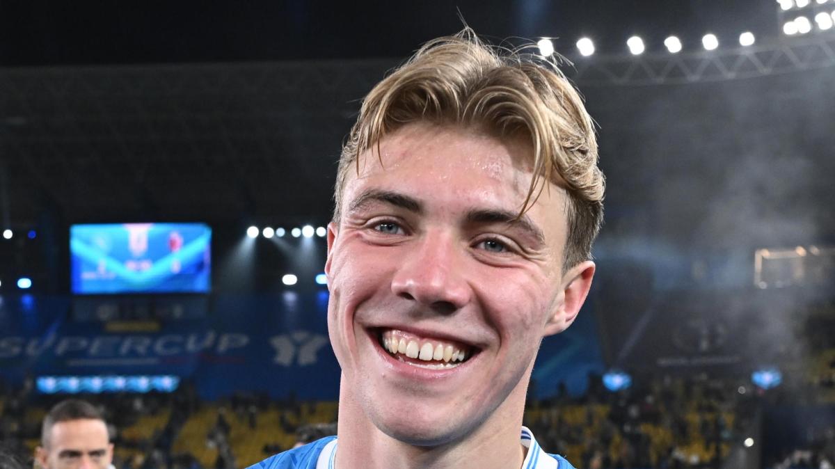 Hojlund posta lo scatto con la Coppa: "Ecco l'aspetto di una grande decisione"