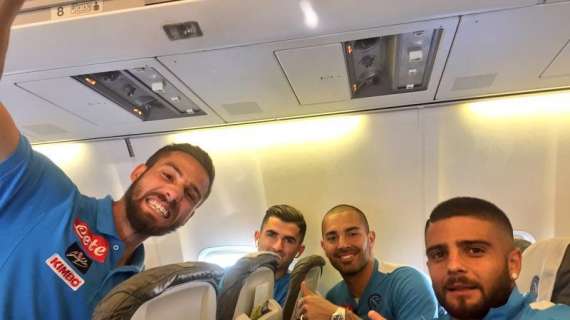 FOTO - Nel gruppo azzurro regnano i sorrisi: le immagini della comitiva sul volo per Milano