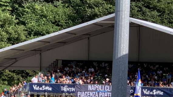 Cori e grande entusiasmo nel campo di allenamento