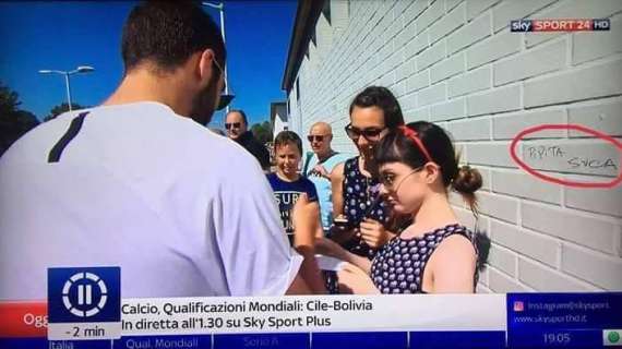FOTO - Higuain firma autografi, ma occhio alla scritta sul muro: il fermo immagine diventa virale
