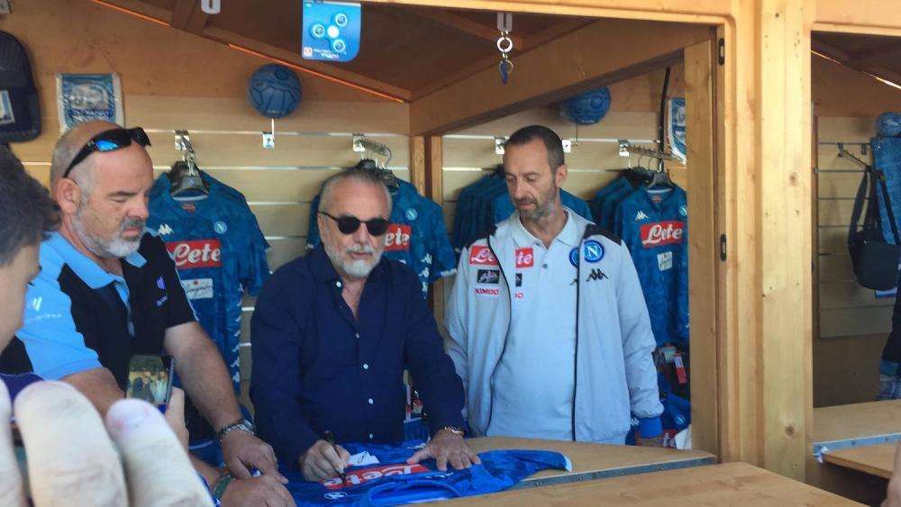 FOTO TN - ADL ancora allo store per gli autografi: centinaia di tifosi comprano la nuova maglia per la firma