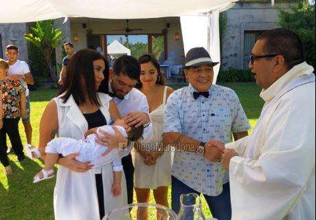 FOTO - Maradona sta bene, eccolo in famiglia al battesimo di suo nipote Dieguito Matias: "Felice d'essere il padrino!"