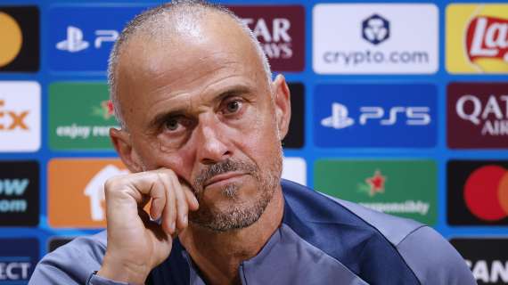 L'ultima moda di Luis Enrique: primo tempo in tribuna, ripresa in panchina