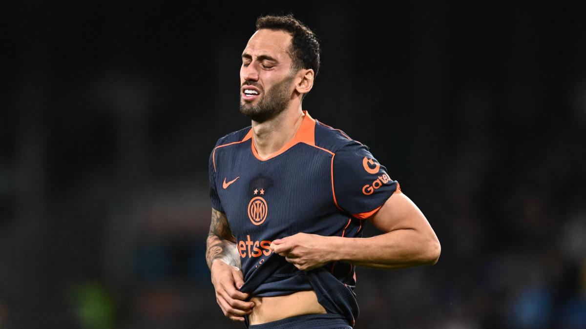 Accorcia subito l'Inter, Buongiorno tocca con il braccio: Calhanoglu trasforma il rigore
