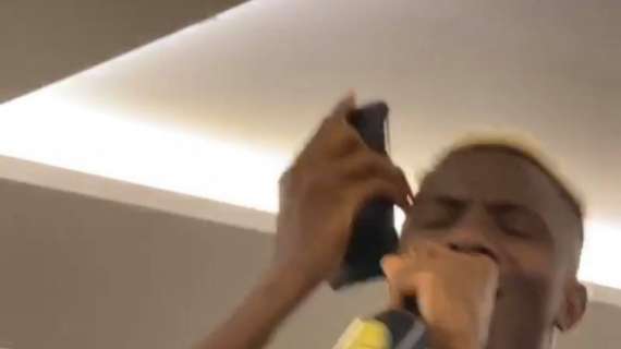 VIDEOGALLERY - Osimhen protagonista a cena: canta (e balla) per il rito dei nuovi acquisti