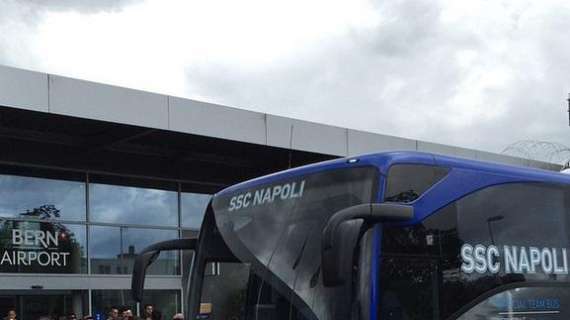 FOTO - Napoli arrivato a Berna, ecco il bus degli azzurri in Svizzera