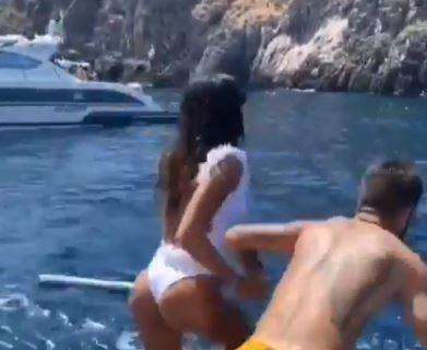 VIDEO - Insigne si diverte in Costiera Amalfitana, tuffi in compagnia di Jenny