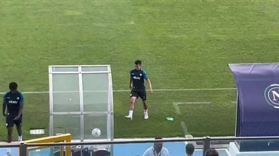 FOTO – Nervosismo Lozano: escluso dalla partitella calcia via due volte il pallone