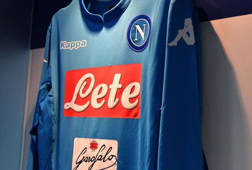FOTO - Tutto pronto nello spogliatoio del Napoli, spicca la maglia azzurra