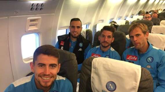 FOTO - Napoli in viaggio verso Torino: tanti sorrisi tra gli azzurri in aereo, le immagini