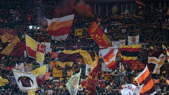 Roma umiliata e contestata: i tifosi rifiutano i giocatori sotto la Curva per scusarsi