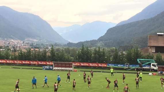 FOTO - Vento fortissimo a Dimaro, anche i tabelloni pubblicitari a bordo campo volano via 