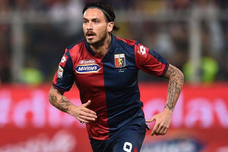 Lo splendido gesto di Pinilla: gol in Cile, poi la dedica in lacrime per Astori