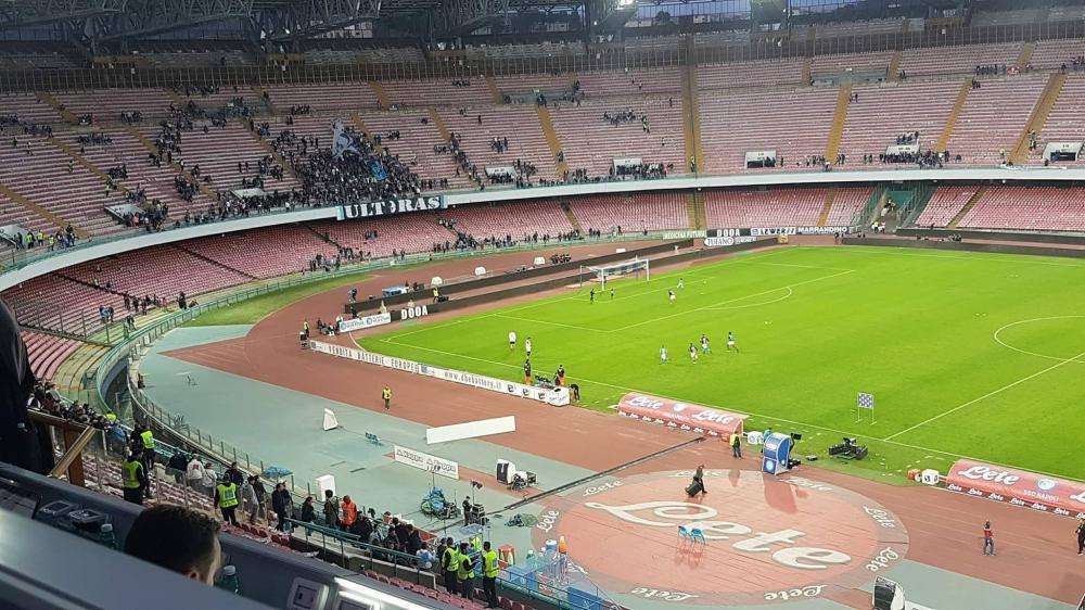 "Hysaj, pagaci da bere!". Siparietto con gli ultras, che poi cantano: "Siamo con voi, ci crediamo!"