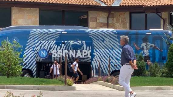 VIDEO - Inizia il ritiro di Castel di Sangro: il pullman del Napoli è arrivato tra gli applausi