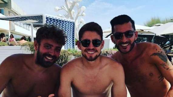 FOTO - Relax a Varcaturo per Jorginho: ecco il centrocampista azzurro all'Ammot Café