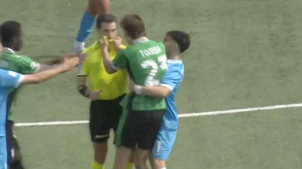 Follia in Napoli-Sassuolo Primavera: Tomsa viene espulso e strattona l'arbitro!